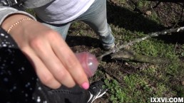 我的继妹帮我在公园里撒尿