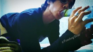 可爱的 Femboy 吮吸和操他的假阳具