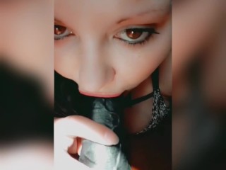 Жена PAWG кончает, сосет свою любимую игрушку и трет свою красивую киску