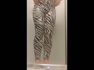 Zebra THICC Yogabroek Sissy in De Douche