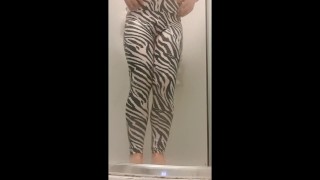 Zebra THICC pantalones de yoga Sissy en la ducha