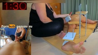 业余 CBT 调教打手枪。他有 100 秒的时间射精，否则我会挤压球粉碎机。