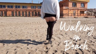 Frau masturbiert, bis sie hinter einem öffentlichen Strand in der Nähe von Menschen abspritzt, die gehen