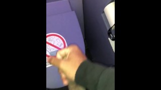 Masturbando meu pau porque eu estava entediado no avião ... gozada no onlyfans 