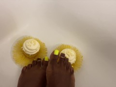 Squeezing Cupcakes - Screenshot 2 of 16 - Masturbate