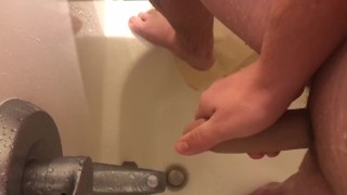 Masturbación en la ducha ftm corrida
