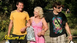 淫秽的奶奶在树林里被 2 个年轻的家伙搞砸了