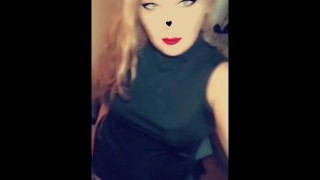 Compilation di Snapchat in stivali, collant e un tubino nero.