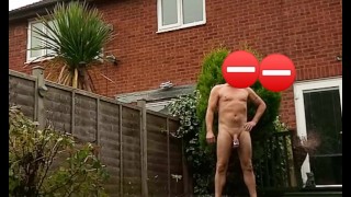 Arse se extiende desnudo en el jardín balanceando pesas extremas de bolas