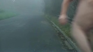 Naakt betrapt op de weg en kont spreiden