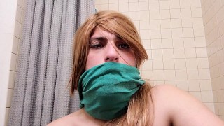 Transexual sexy dispara una gran explosión de semen