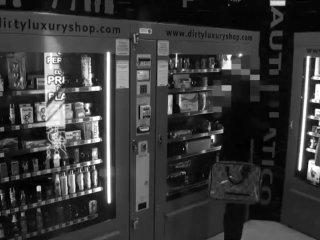 Se grabó mientras se follaba a una tetona latina en su tienda