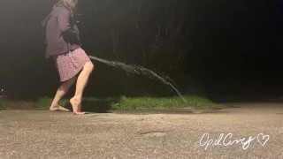 Naughty Girl Power Lave Son Allée Avec De La Pisse, Mon Flux Est Allé Si Loin Qui Veut Une Douche Dorée