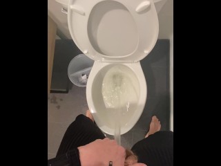 Naughty Piss Slut com Um Poder De Bexiga Muito Cheia Mija Em Todo o Banheiro Enquanto Se Levanta!
