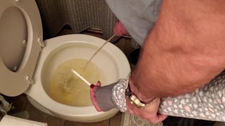 Tenant La Bite De Mon Copain Pendant Qu'il Fait Pipi Sur Une Bandelette De Test De Cétone Longue Pipi Dans Les Toilettes