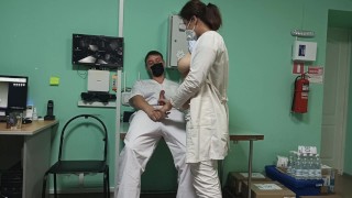 Eine geheime Romanze zwischen einem Arzt und einer Krankenschwester bei der Arbeit.  Leidenschaftlic