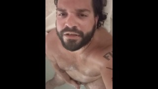 Papà Bod tizio italiano pompa il cazzo nella vasca idromassaggio con la musica del Padrino