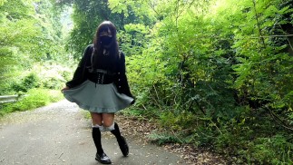 【Accident】Honoka trifft während einer Freiluftexposition plötzlich auf einen Jäger.