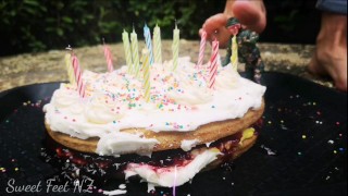 Cake Squishing to satisfy your Foot Fetish