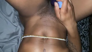 Sexy Ebony se masturba apretado coño cremoso
