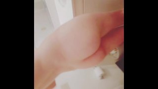 Sexy tiener alleen in een stomende badkamer