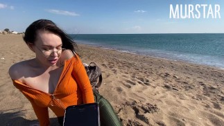 The bitch was excited by an interactive toy and sucked on the beach || Murstar