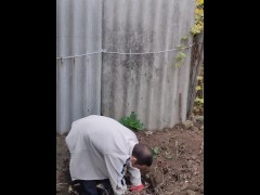 I dig a hole for autumn garbage.