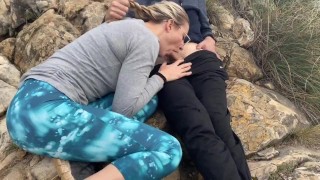 Fille Est Excitée Et Fait Une Bonne Pipe À Son Petit Ami En Plein Air Jusqu'à Ce Qu'il Jouisse