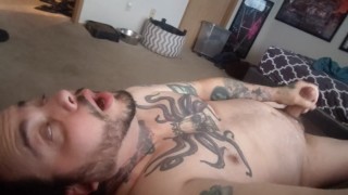 Tatuado Guy masturbándose