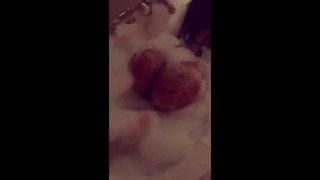 Jugando en una bañera - LOYALFANS LINK IN BIO