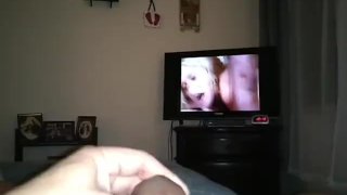 Моккока, смотрящая порно, кончает ему на живот и ест его