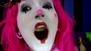 Девушка-клоун рыгает вам в лицо, показывая вам внутреннюю часть своего рта