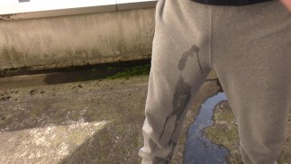 [4K] Pee in sweatpants