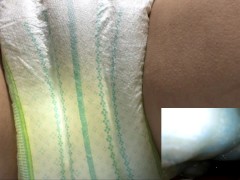 001 寝転がっておむつにおもらし。膨らんだおむつが良い感じ（パンパース） - Screenshot 11 of 16 - Diaper Bedwetting