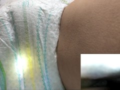 001 寝転がっておむつにおもらし。膨らんだおむつが良い感じ（パンパース） - Screenshot 2 of 16 - おむつ