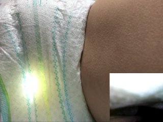 001 寝転がっておむつにおもらし。膨らんだおむつが良い感じ（パンパース）
