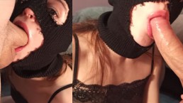 Cutie en pasamontañas tiene una jugosa polla en su boca