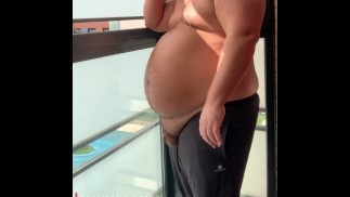 来到爸爸的大肚子下......