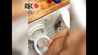 Guy masturbarse y mear en el baño y luego orgasmos y se corre por todas partes!