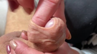 Хромой и твердый член крайней плоти играют, пока он не кончит