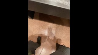 Puta traviesa con leggings sin entrepierna rocía el piso del baño público con orina!