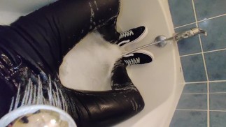 多次撒尿后全副武装的淋浴