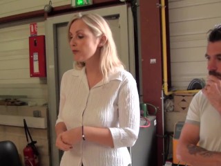Grande milf blonde avec d'énormes seins obtient une baise anale hardcore dans l'entrepôt