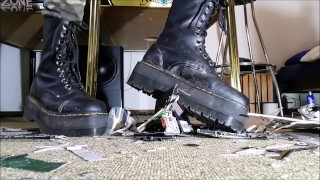 Esmagamento de laptop com botas doc Martens Sinclair Hi Max (Trailer)