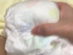 005 おむつ（メリーズ）を履いておもらし！我慢できずシコシコ！ - Screenshot 14 of 16 - Diaper Pee