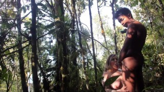 PAWG 和 11 英寸 BBC 与 Elkonguito 一起在树林里吮吸“他妈的”
