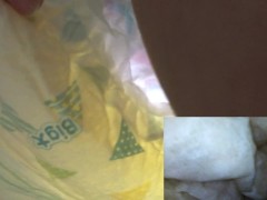 011 ムーニーマンのおむつでおしっこ！ギャザーがしっかり漏れを防いでくれます！