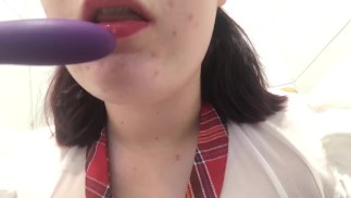 Школьница сосет вибратор начисто