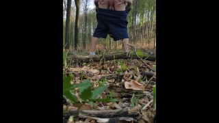 Homo jongen toont kont in openbaar bos