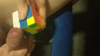 L'uomo risolve il cubo di Rubik con il pene